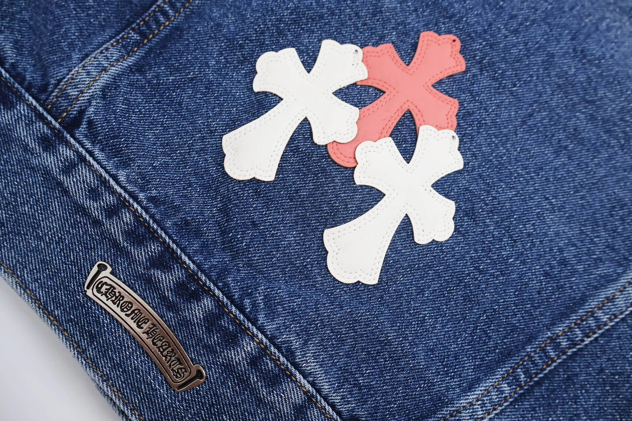 🅿️810 [Exclusive supply] CH Crow Heart Sleeve Cross-Flat Denim Jacket This denim jacket takes the brand's iconic cross element as its core, and stages a wonderful dialogue between hardcore aesthetics and street fashion on retro distressed denim fabric. Design details: the visual fantasy of Gothic symbols, the multi-dimensional expression of the cross totem: the red and white contrasting cross patches are staggered on the chest and back, making the brand more recognizable; the hollow cross pattern leather splicing on the sleeves combines the mystery of religious symbols with the punk-style deconstructed design. Every detail tells the dark aesthetics of Crowe's heart. Retro distressing with denim texture: Selected denim fabrics are treated with distressing techniques to show natural fading and texture, which not only retains the retro accent of denim items, but also adds a casual sense to the overall look. The ingenuity of hardware and tailoring: the metal buttons and hardware all have Croxin's iconic pattern, which shines with exquisite luster under the refraction of light; the neat tailoring of the classic denim jacket is suitable for a variety of wearing scenarios, and can create a strong personal style whether it is layered or worn alone. Croxin's denim jacket is not only a piece of clothing, but also a style badge that highlights unique aesthetics and rebellious attitude. For those who pursue individuality, they can leave their own hardcore mark in the fashion field. Size:S-M-L-XL